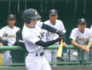 日本文理-帝京長岡 4回2死一、三塁、日本文理の杣木健人が左前に適時打を放ち、1-2=5月12日、長岡市悠久山