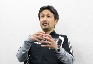 報道陣の取材に応じる、サッカー女子日本代表「なでしこジャパン」の狩野倫久監督=17日、千葉市内