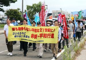 核兵器の廃絶や脱原発を訴えた非核・平和行進=柏崎市