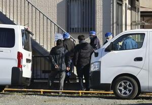 　現場のアパートを調べる捜査員ら＝１日、水戸市