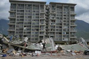 　地震で損壊した建物＝２８日、ベネズエラ・ラグアイラ（ＡＰ＝共同）