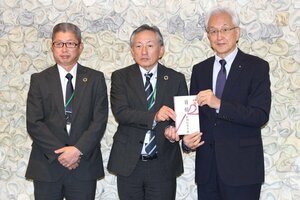 寄贈の目録を手渡す長岡信用金庫の山田敬司理事長（中央）と磯田達伸長岡市長（右）＝長岡市大手通１のアオーレ長岡