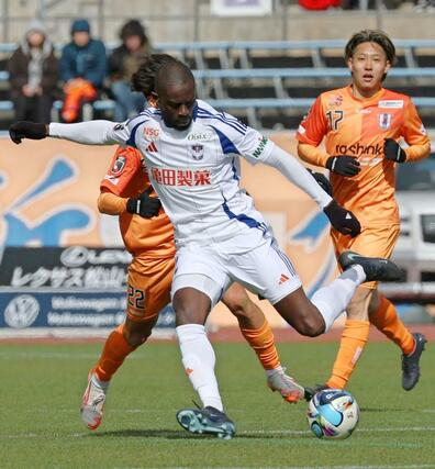 前線にボールを送る新潟のＤＦジェイソン・ゲリア＝松山市