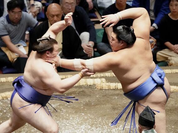 安青錦（左）を攻める大の里。寄り倒しで下す＝両国国技館
