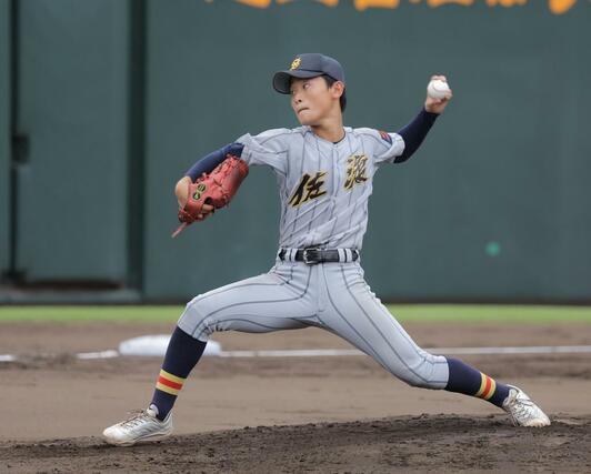 秋の高校野球 佐渡ー新潟江南 5回まで投げた先発の渡部=2024年9月7日三条市の三条パール金属スタジアム