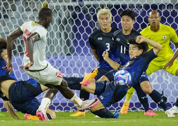 日本－マリ　試合終了間際、ゴール前で競り合う川崎（手前右）ら。この後、マリにＰＫを与えた＝ボルドー（共同）