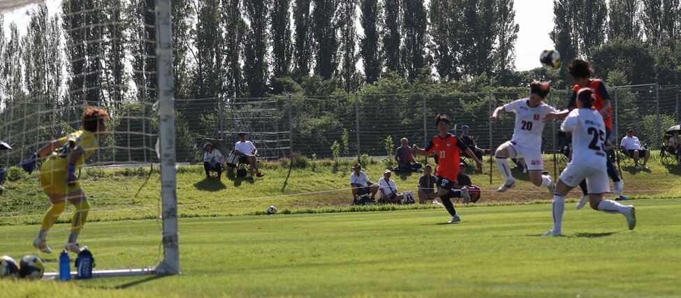 相手DFと競り合いながらFW那須野陽向がヘディングを決め、6-1