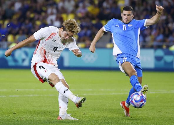 日本－イスラエル　後半、ゴールを狙う藤尾（左）＝ナント（共同）