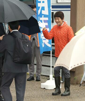 衆院選から一夜明け、通勤者らに手を振る西村智奈美さん＝新潟市中央区