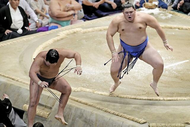 大の里（右）が押し出しで豊昇龍を破る＝両国国技館