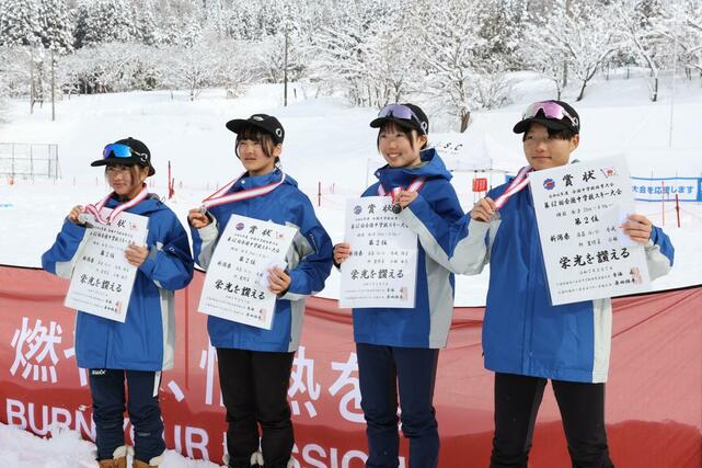 女子リレー　準優勝した新潟の選手たち