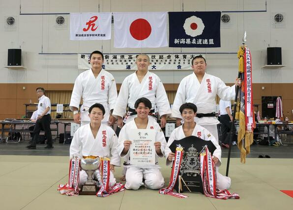 柔道男子団体 6連覇した開志国際=新発田市カルチャーセンター