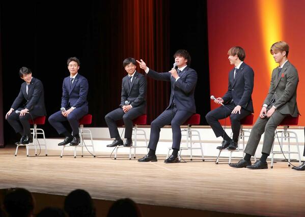 激励会で、トークショーに参加する選手。左からMF宮本英治、MF落合陸、FW若月大和、GK田代琉我、FW太田修介、MF長谷川元希=新潟市中央区