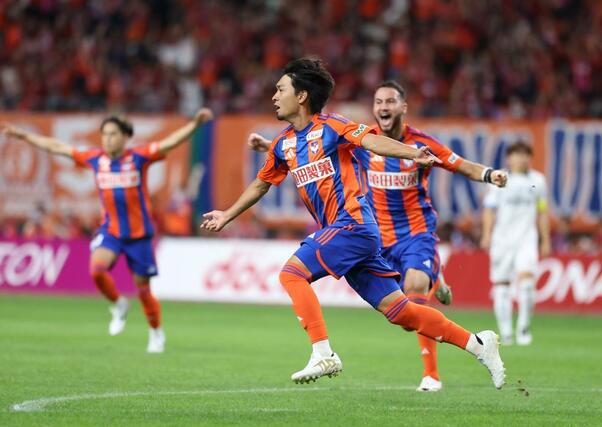 新潟－川崎　前半、ＭＦ白井永地がシュートを決めて１－０＝ビッグスワン