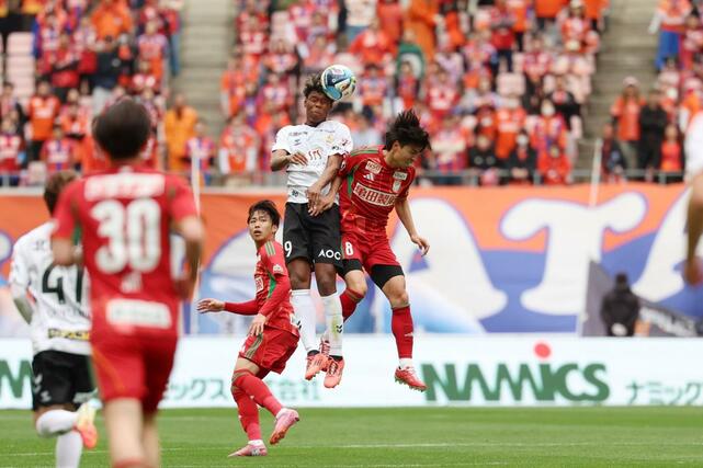 前半、相手と競り合うMF白井永地=ビッグスワン