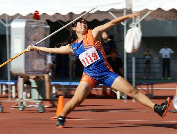 女子やり投げ 優勝した万徳倖帆(開志国際)=デンカビッグスワン
