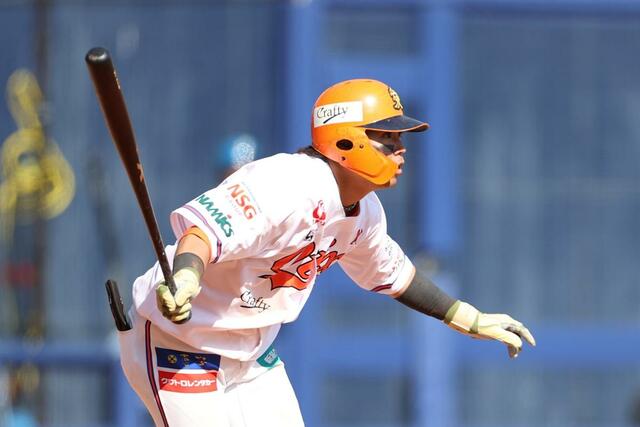 ５回無死一塁、知念大成がこの試合３本目の安打を右前に放つ＝３月２３日、エコスタ