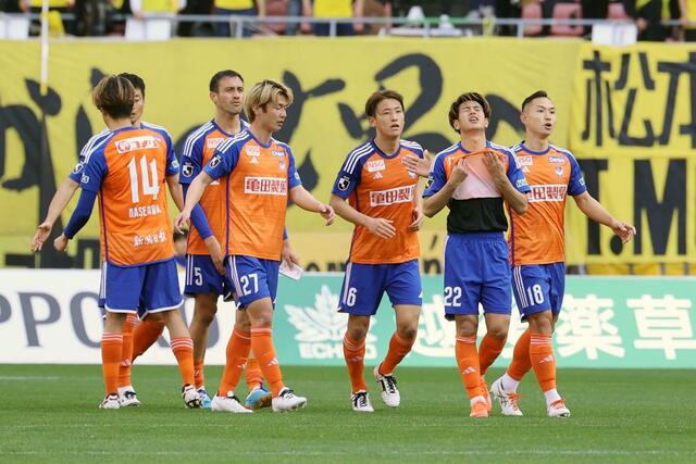 新潟－柏　引き分けで試合を終え、悔しそうな表情の選手たち＝ビッグスワン