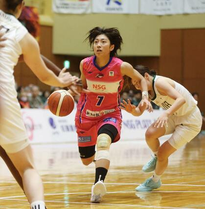 新潟-SMBC 第2クオーター、ドリブルで攻め込む久井咲良=21日、阿賀野市水原総合体育館