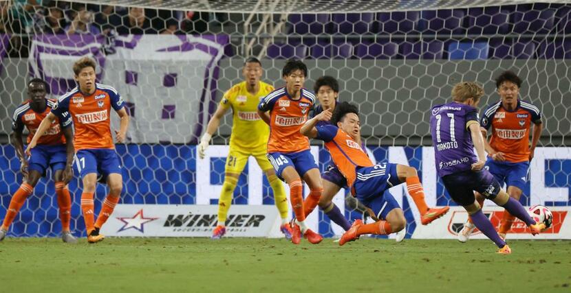 前半、ゴール前で守る新潟守備陣。ＧＫ阿部航斗とＤＦ稲村隼翔はリーグ戦初先発＝６月２６日、Ｅピース