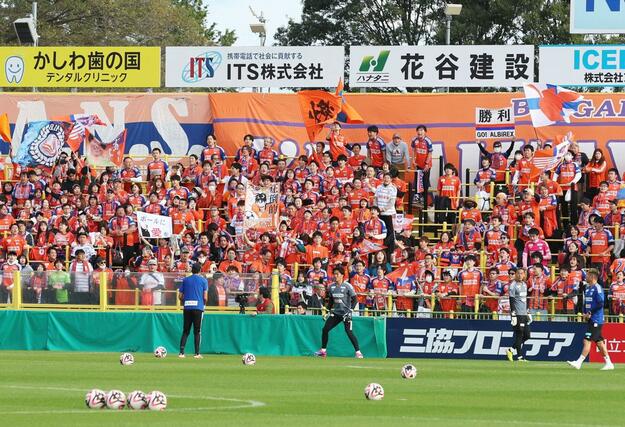 柏－新潟　駆けつけた大勢のサポーターの声援を受け、アップする新潟の選手たち＝三協Ｆ柏