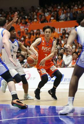 新潟-東京Z 第3クオーター、パスを出す五十嵐圭=アオーレ長岡