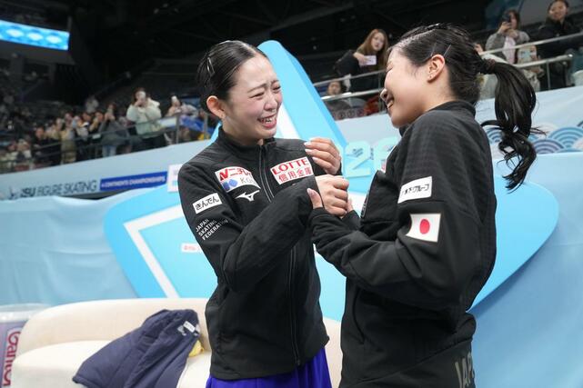 中井亜美（右）と泣きながら喜び合う優勝した青木祐奈＝北京（共同）