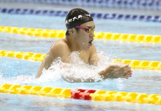 男子４００メートル個人メドレー決勝　大会新で優勝した根岸歩夢（長岡大手）＝長岡市