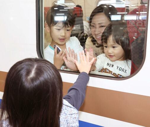 別れを惜しむＵターン客＝２０２６年５月５日、新潟市中央区のＪＲ新潟駅
