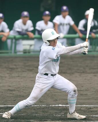 長岡大手－東京学館　８回表、長岡大手１死二塁、佐藤逸生が右前に勝ち越しの適時打を放ち２－１＝長岡市悠久山球場
