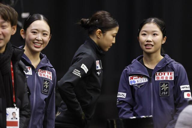 公式練習に臨む（左から）青木祐奈、千葉百音、中井亜美＝サスカトゥーン（共同）