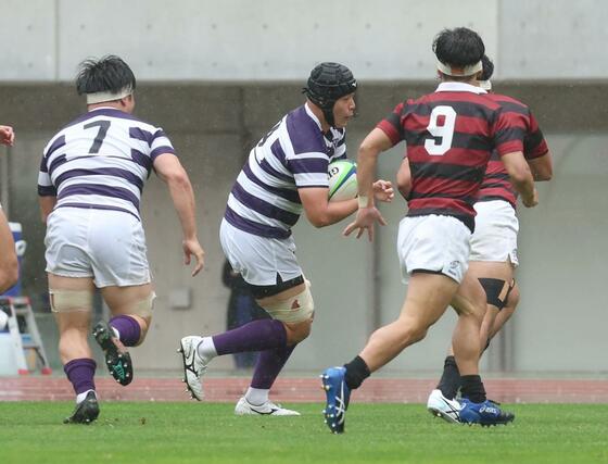 明大－早大　後半、ボールを運ぶ明大のＬＯ稲村心（新潟工高出）＝ビッグスワン