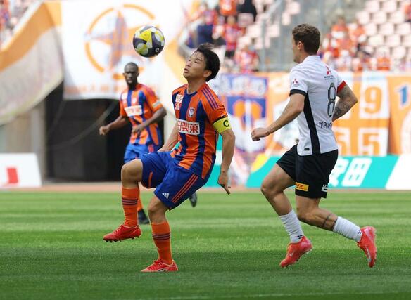 前半、競り合うMF藤原奏哉(25)=デンカビッグスワン