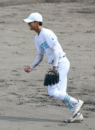 高校野球３回戦　長岡大手－新潟工　九回、新潟工の最後の打者を打ち取って完封し、喜ぶ長岡大手の先発蒲生敦大＝１９日、柏崎市佐藤池球場