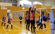 熱戦が繰り広げられた佐渡地区婦人バレーボール大会=佐渡市梅津