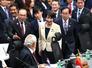 日ASEAN首脳会議の会場に入り、東ティモールのグスマン首相(手前)と言葉を交わす高市首相(中央)=26日、マレーシア・クアラルンプール(代表撮影・共同)