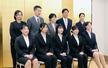 生命保険協会から支援を受けた奨学生らの交流会＝２３日、新潟市中央区