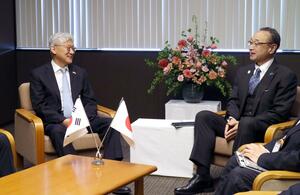 渡辺竜五市長(右)と面会した韓国の尹徳敏駐日大使=4月5日、佐渡市役所