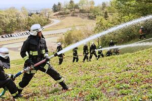 大規模な山火事での放水手順を確認した消防訓練=上越市の金谷山公園