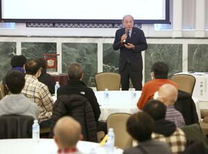 来季の展望などをサポーターと意見交換する中野幸夫社長=新潟市中央区