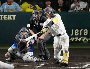 10回阪神無死一塁、森下が左中間にサヨナラ2ランを放つ。捕手山本=甲子園