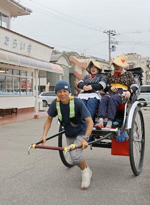人力車に住民を乗せ、交流を楽しんだ福浪弘和さん=4月24日、佐渡市小木町