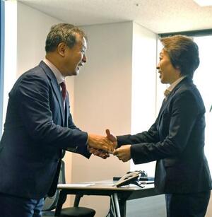 JOCの橋本聖子会長(右)にあいさつに訪れたスポーツ庁の河合純一長官=10日、東京都新宿区
