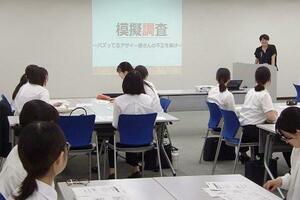 国税庁の職業体験プログラムで模擬税務調査に参加する女子大学生ら=3日午後、東京都内