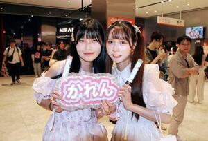 「FRUITS ZIPPER」ファンの台湾の大学生2人組=10月、台北郊外(NNA=共同)