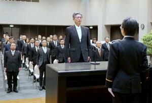 退職警察職員を代表して謝辞を述べた大澤宜夫・前刑事部長=3月29日、新潟市中央区