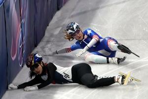 　スピードスケート・ショートトラック混合リレー準決勝で、転倒した韓国と米国の選手＝１０日（ゲッティ＝共同）