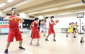 28日に公演を控え、通し稽古に臨む劇団わくわくのメンバー=新潟市北区松浜1