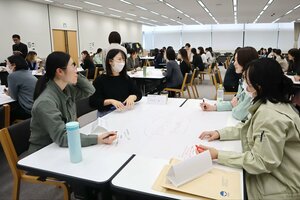 働きやすい職場環境について意見交換するセミナーの参加者=新潟市中央区