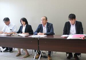 春闘の中間まとめを発表する連合新潟の小林俊夫会長(右から2人目)ら=6月27日、新潟市中央区